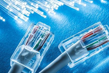 Blau leuchtende Ethernet-Kabel