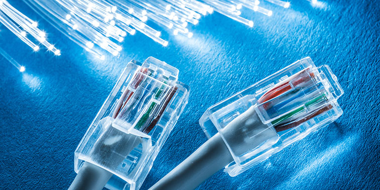 Blau leuchtende Ethernet-Kabel