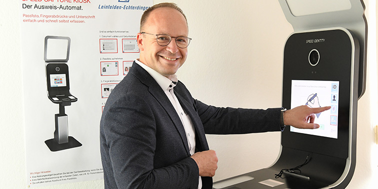 Der Oberbürgermeister testet den Passbild-Automaten