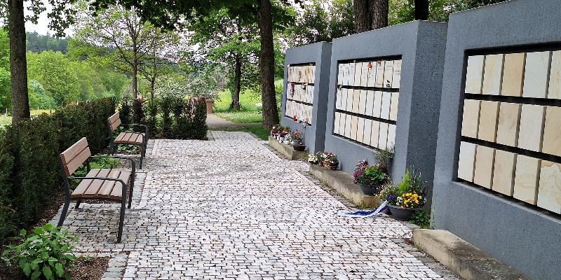 Schön gestaltete Urnenwand auf dem Friedhof Musberg mit Sitzbänken