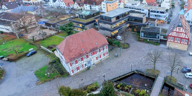 Luftbildaufnahme mit Marktplatz und historischen Fachwerkhäusern