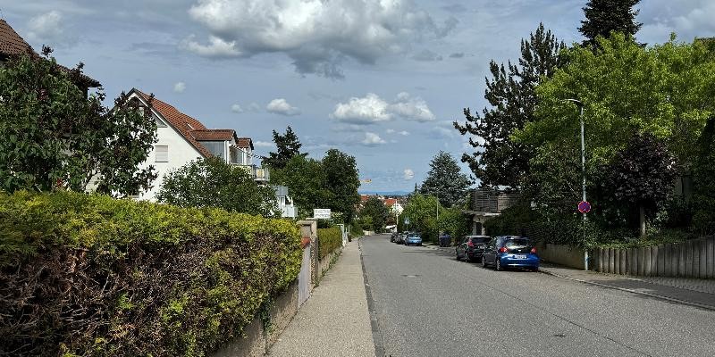 Eine Straße mit parkenden Autos im Ortsteil Oberaichen