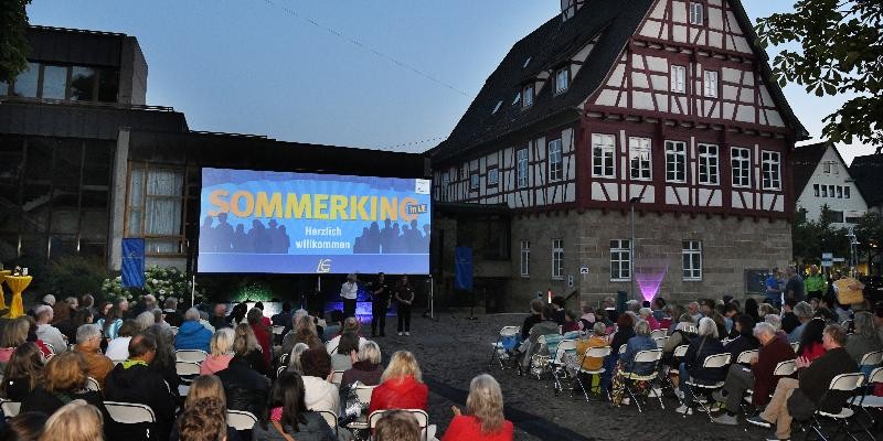 Große Leinwand vor historischen Rathaus mit Zuschauern