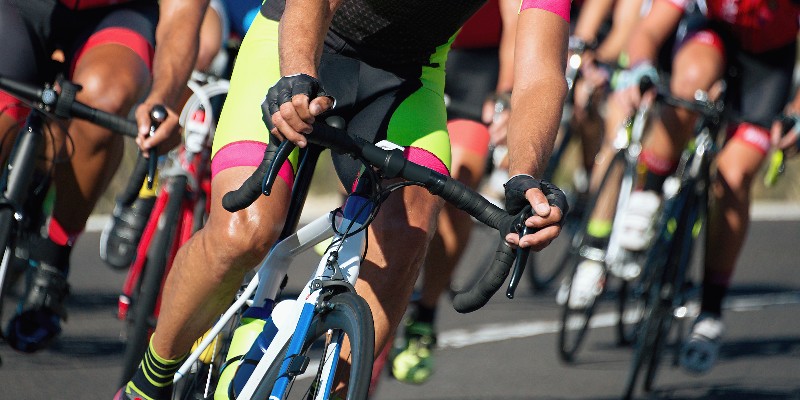 Eine Gruppe Rennradfahrer