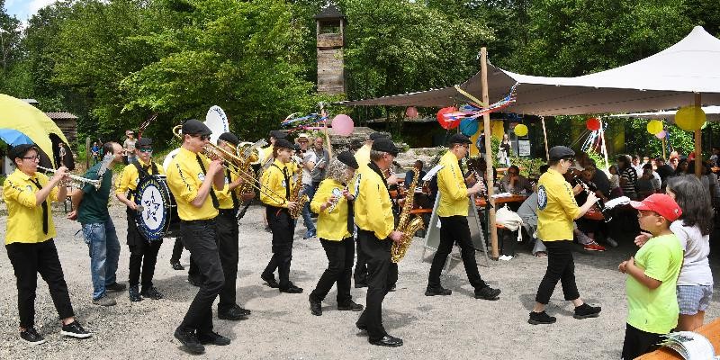 LE Marching Band musiziert auf einem Platz