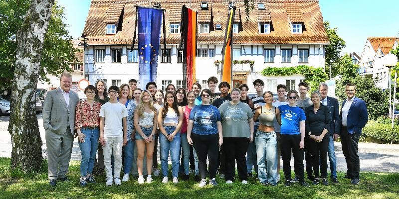 Eine große Schülergruppe vor dem Rathaus Leinfelden