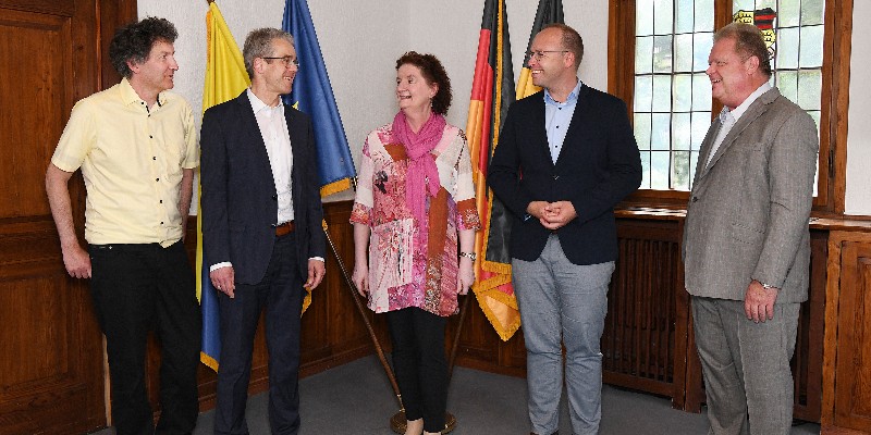 Eine Personengruppe im Rathaus