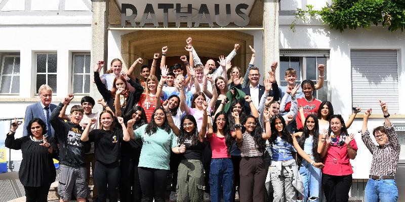 Eine große Schülergruppe vor dem Leinfelder Rathaus