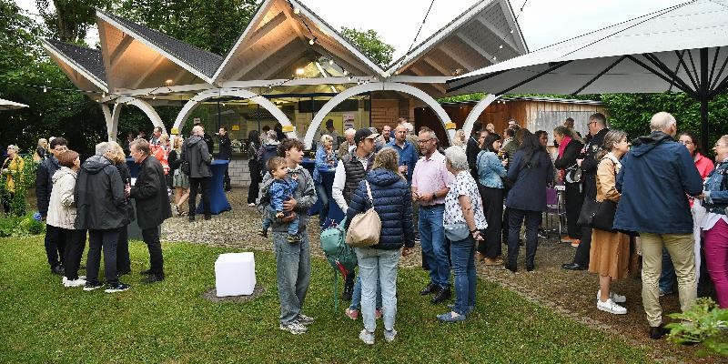 Viele Menschen bei einem Get-together