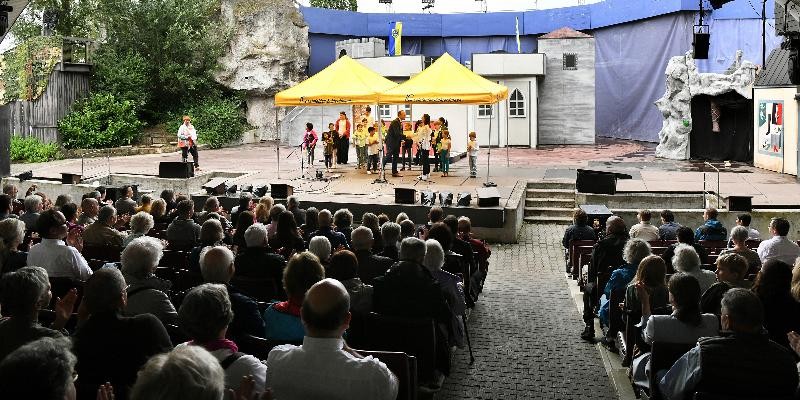 Zahlreiche Besucher im Theater unter den Kuppeln