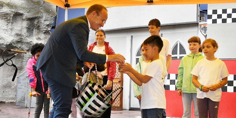 Oberbürgermeister überreicht Geschenke an Kinder