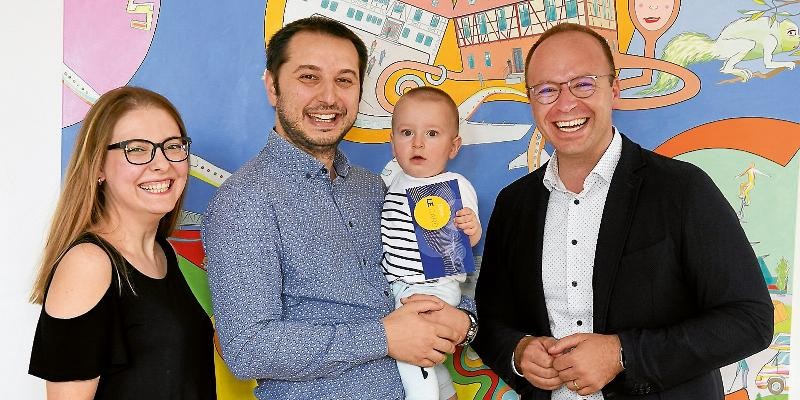 Oberbürgermeister zusammen mit Ehepaar und Kleinkind