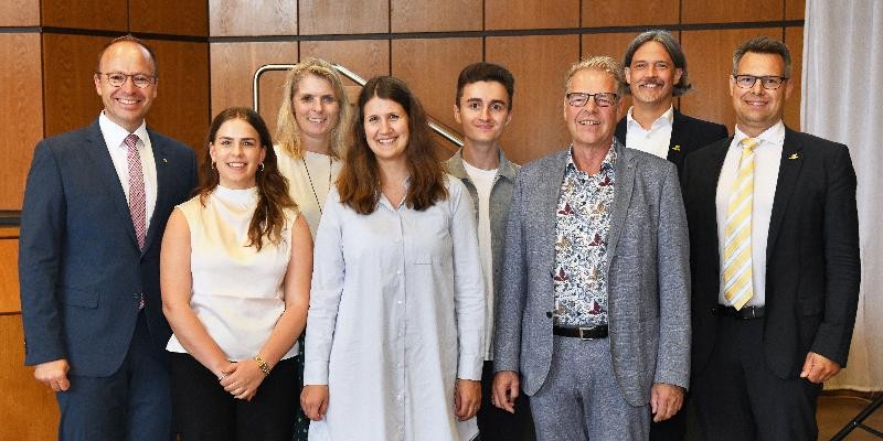 Gruppenfoto mit fünf neuen Gemeinderatsmitlgiedern