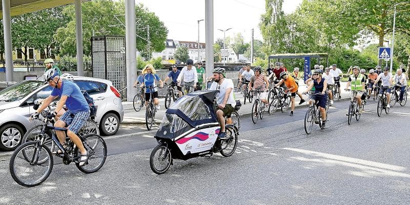 Eine große Gruppe von Fahrradfahrern am Leinfelder Bahnhof
