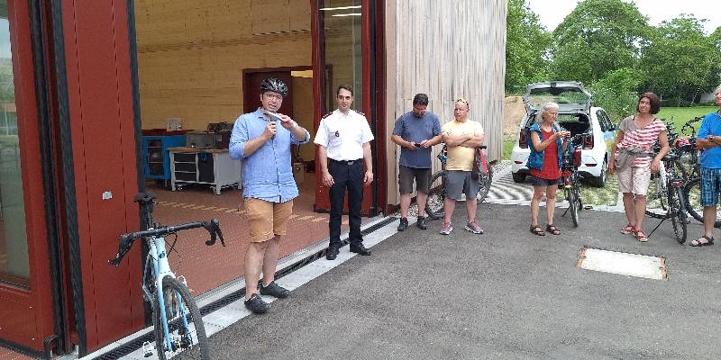 OB Ruppaner spricht vor einer Personengruppe