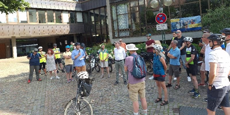 OB Ruppaner spricht vor einer größeren Personengruppe