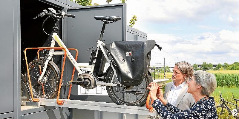 Zwei Personen an einer Fahrradbox