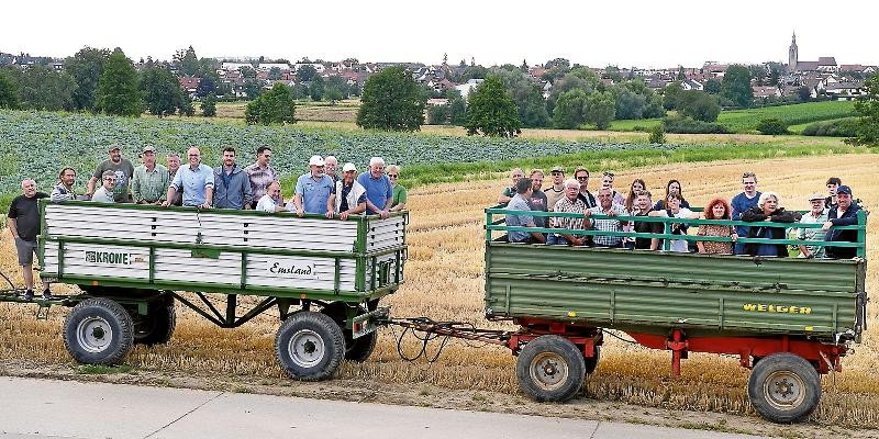 Viele Personen auf zwei Traktoranhängern