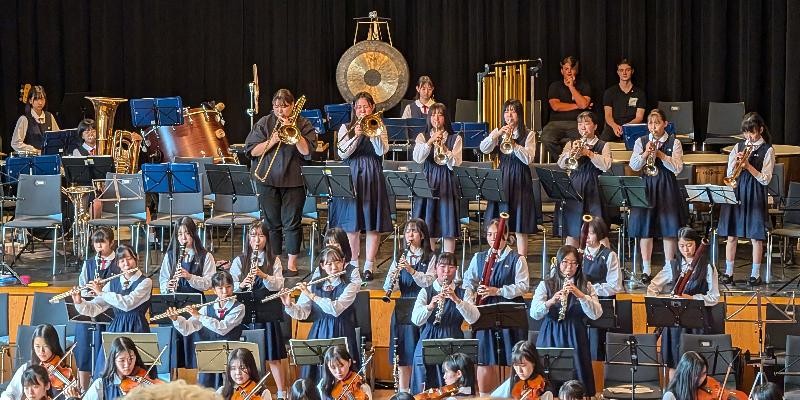 Ein Orchester beim Musizieren in der Filderhalle