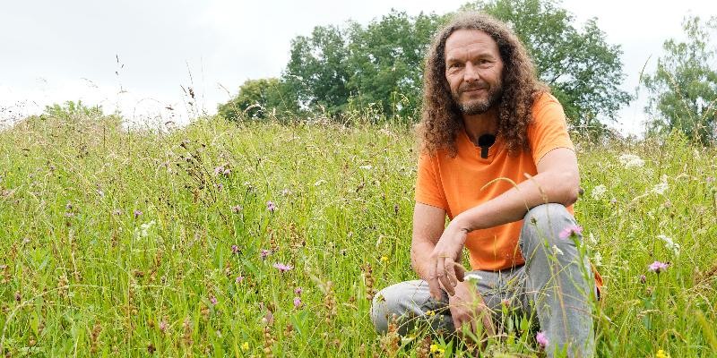 Ein Umweltexperte auf einer Wiese