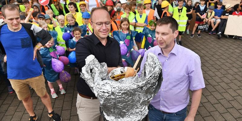 Oberbürgermeister Ruppaner mit einer großen Kindergruppe