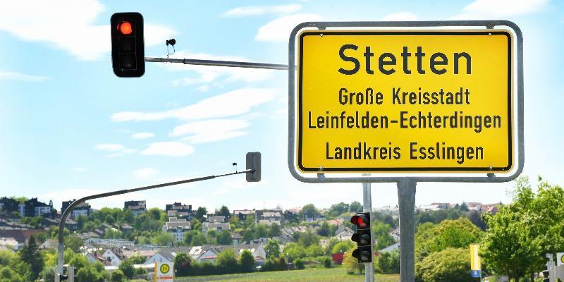 Ortseingang von Stetten mit Stadtschild an einer Ampel