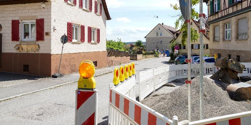 Baustellenabsperrung in einer Echterdinger Straße