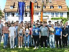Eine große Schülergruppe vor dem Rathaus Leinfelden