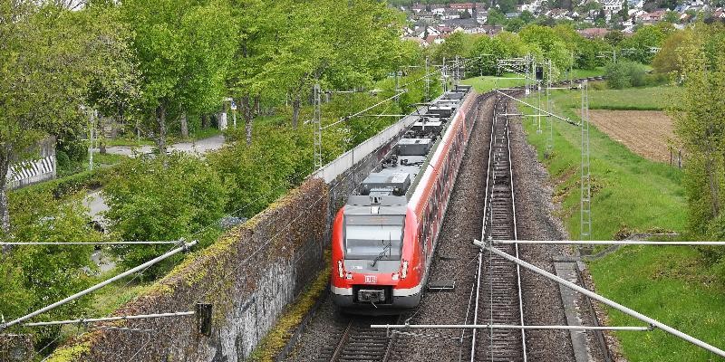 S-Bahn auf der Strecke zwischen Oberaichen und Leinfelden