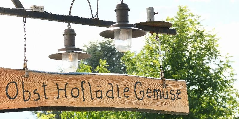 Einkaufen und Bummeln in LE Holzschild mit Aufschrift Obst.Hoflädle.Gemüse