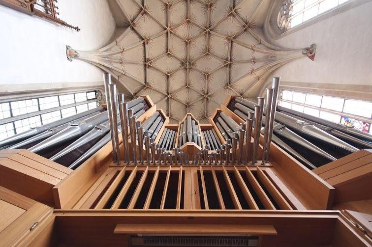 Gehäuse und Pfeifen der Orgel mit Blick auf die Decke des Chorraums der Stephanuskirche