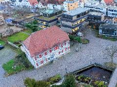 Luftbildaufnahme mit Marktplatz und historischen Fachwerkhäusern