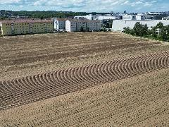 Äcker im Anschluss an ein Gewerbegebiet