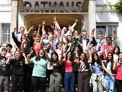 Eine große Schülergruppe vor dem Leinfelder Rathaus