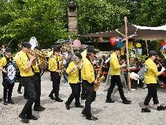 LE Marching Band musiziert auf einem Platz