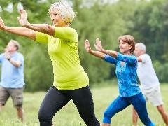 Eine Gruppe Senioren beim Sport