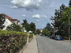 Eine Straße mit parkenden Autos im Ortsteil Oberaichen