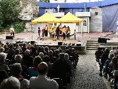 Zahlreiche Besucher im Theater unter den Kuppeln