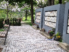 Schön gestaltete Urnenwand auf dem Friedhof Musberg mit Sitzbänken