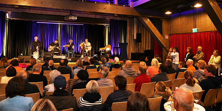 Besucher bei einem Konzert in der Kulturscheuer Mäulesmühle