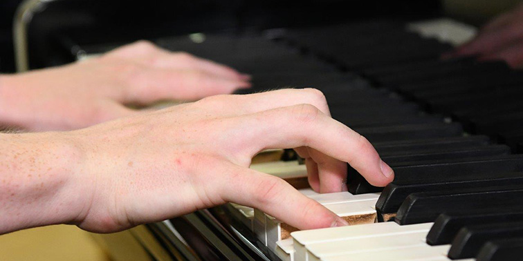 Musikschule Leinfelden-Echterdingen  Hände am Klavier