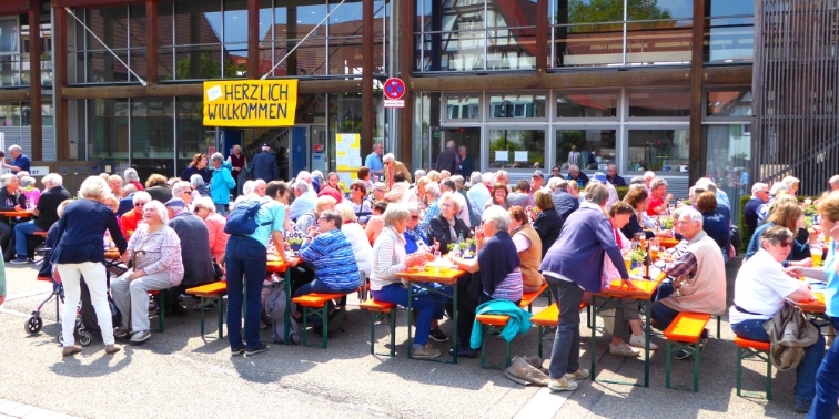 Seniorengruppe bei einer Hocketse vor der Zehnscheuer Echterdingen