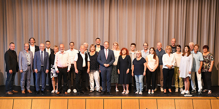 Stadtpolitik in LE Gruppenbild des Gemeinderats der Stadt Leinfelden-Echterdingen in der Filderhalle im Juli 2024