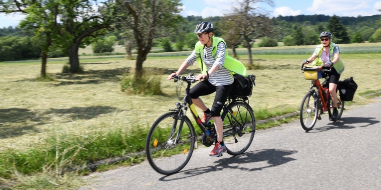 Zwei Fahrradfahrer fahren über Felder