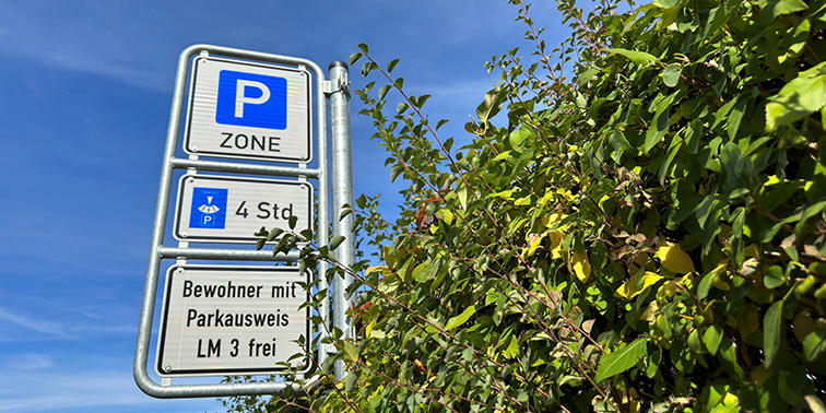 Parkraumkonzept Leinfelden-Echterdingen Weiß-blaues Straßenverkehrsschild mit Aufdruck "P Zone"