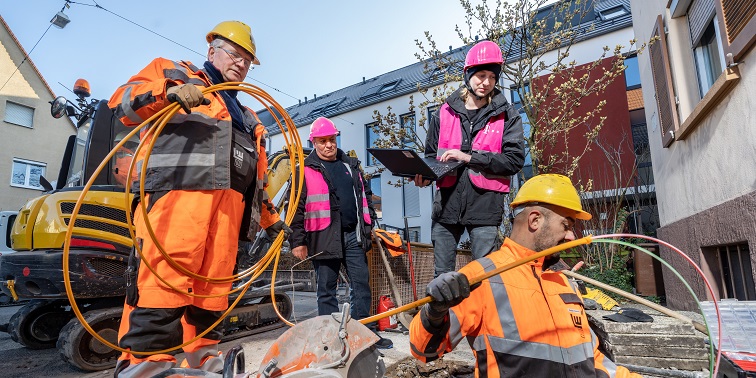 Breitbandausbau in Leinfelden-Echterdingen Arbeiter beim Verlegen von Glasfaserkabel