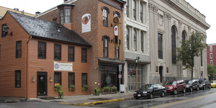 Gebäude in York (USA) mit parkenden Autos am Straßenrand