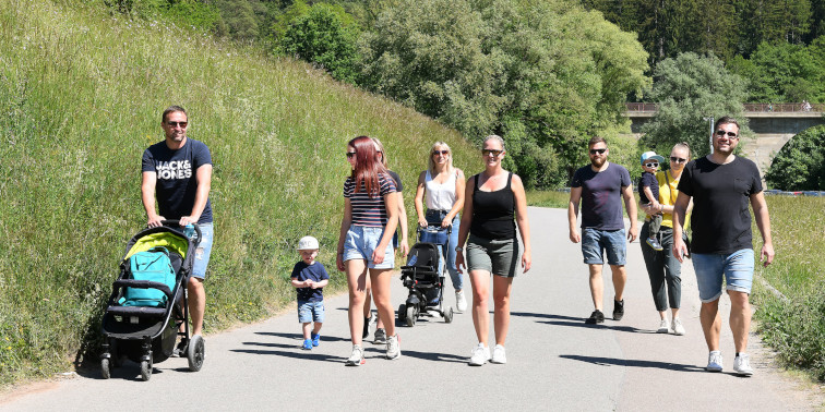 Mehrere Spaziergänger auf einem Wanderweg im Siebenmühlental