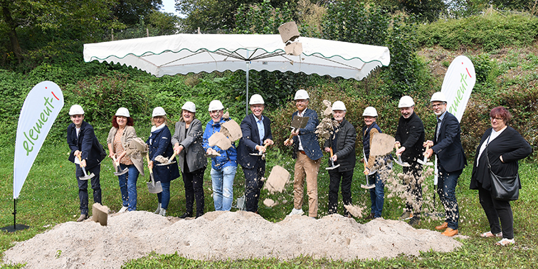 12 Personen bei einem Spatenstich