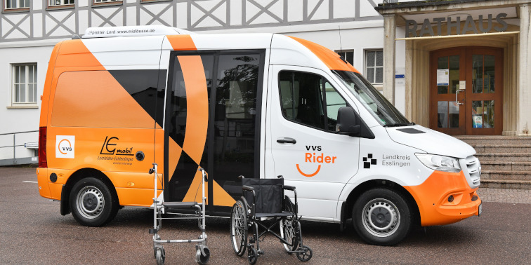 Kleinbus vor dem Rathaus in Leinfelden